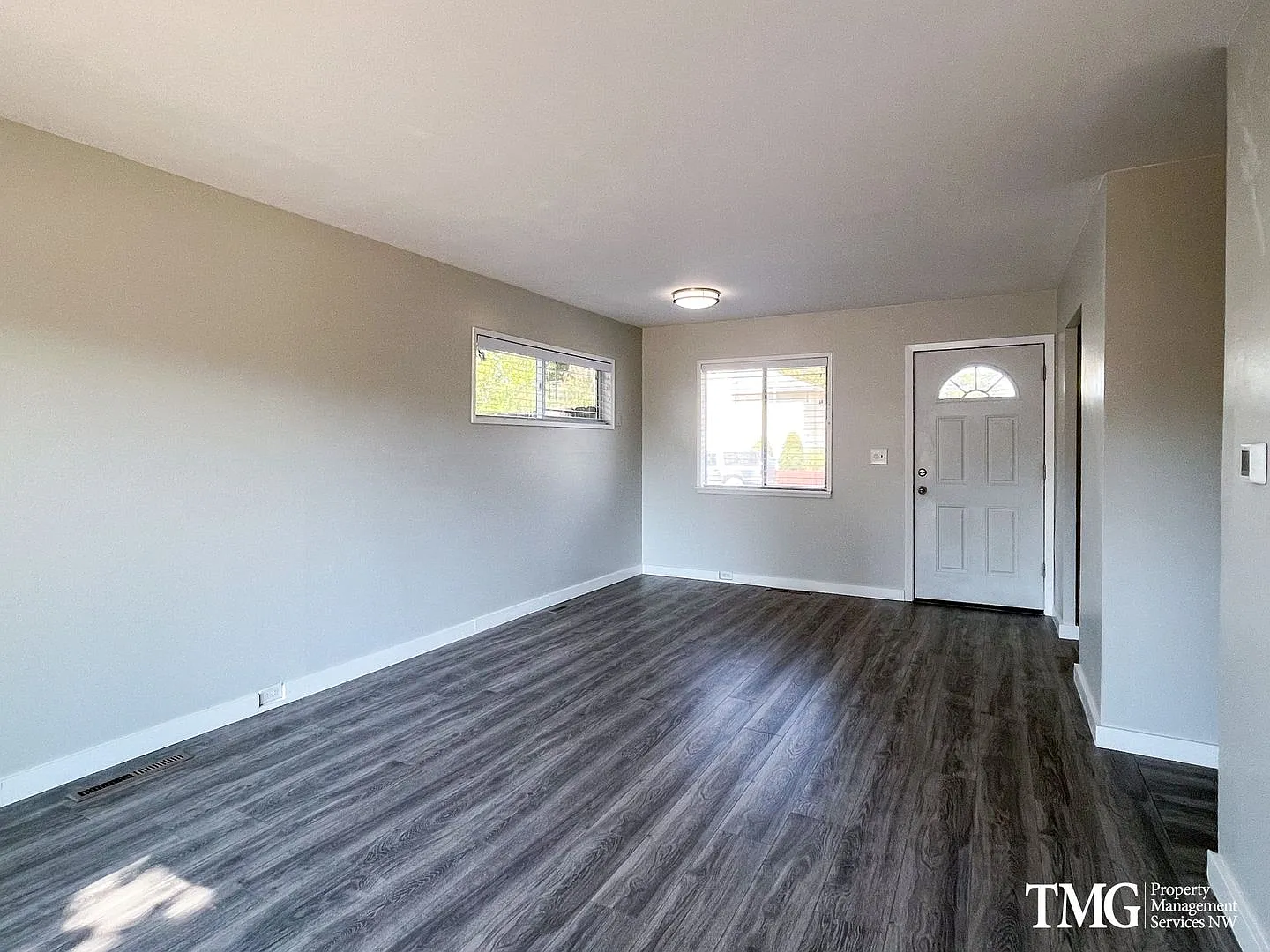 Remodeled Rambler for Rent! New Floors, New Bathroom, Fully Fenced Yard, Pets Welcome! — Photo 3