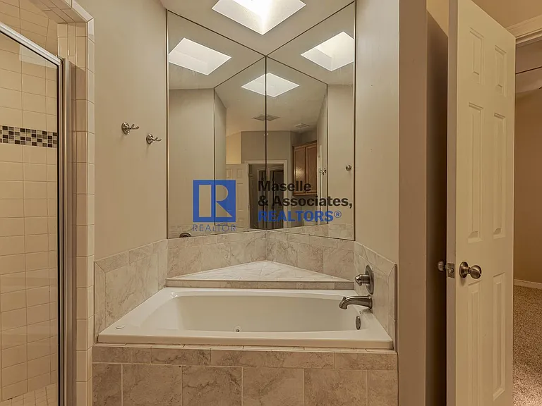 1046 Newland St — Photo 37