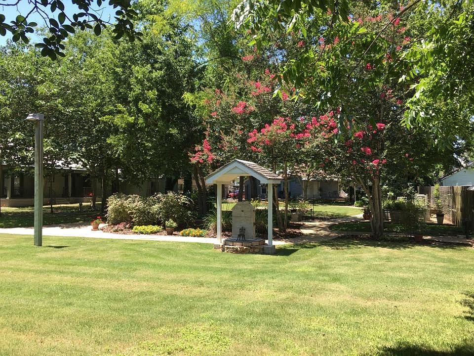 Beautiful backyard for all tenants to use & enjoy.
