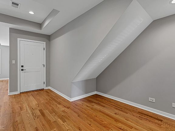 2nd image of 1348 W Bryn Mawr Ave #1B