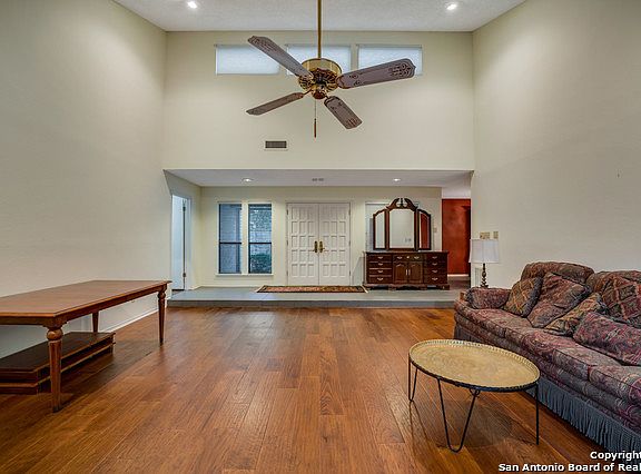 2nd image of 402 Country Wood Dr