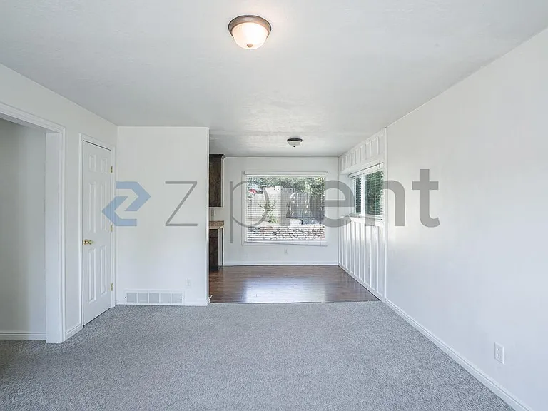 696 N Center St — Photo 6