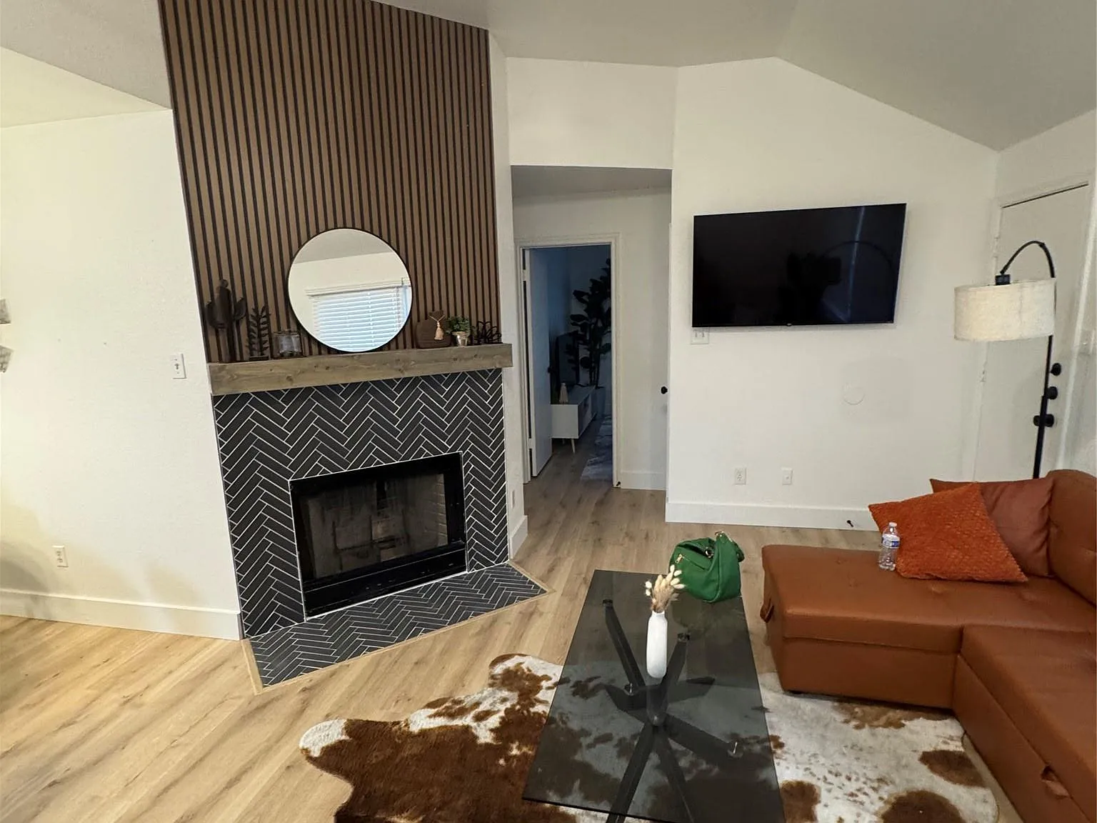3 bed, 2.0 bath, 1058 sqft, $2,300 — Photo 1