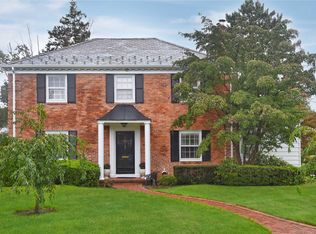 213 Seaman Ave, Rockville Centre, NY 11570