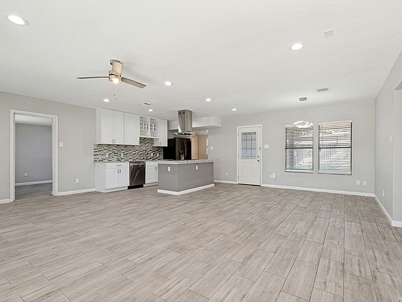 4th image of 211 BEVERLY DR