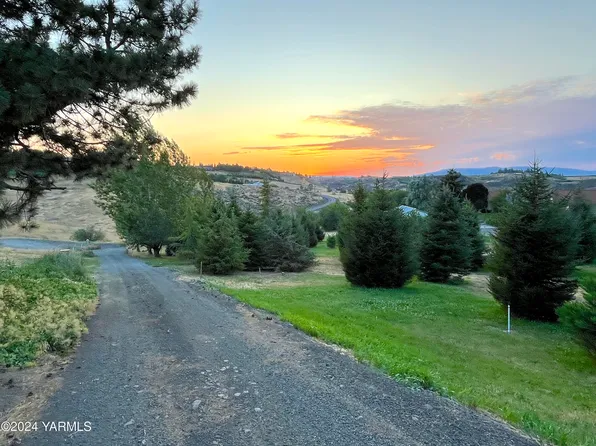 Nka N Scenic Dr, Yakima, WA 98908