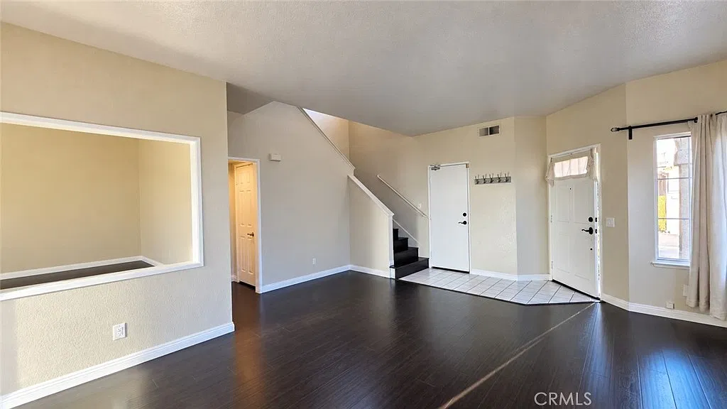 3 bed, 1383 sqft, $3,295 — Photo 4