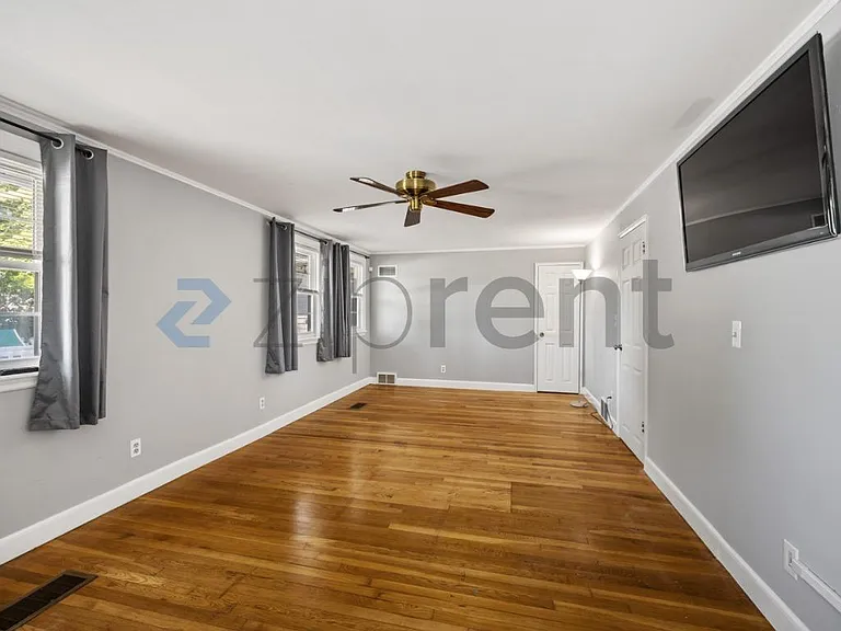 371 Salem St — Photo 12
