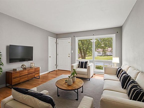 3rd image of 811 W Union Cir