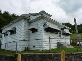 22 High St, Logan, WV 25601
