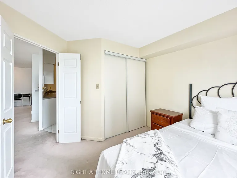 24 Wellesley St W #1113 — Photo 28