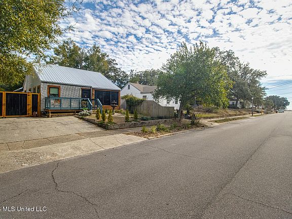 2nd image of 182 Miramar Ave