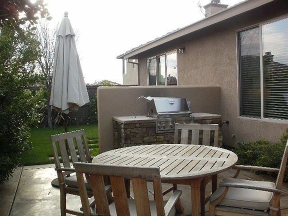 Patio w/built-in BBQ