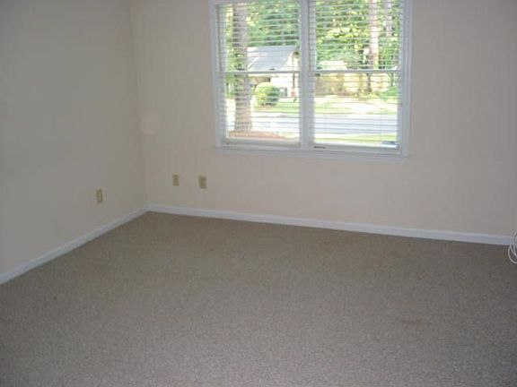 4th image of 818 Bedford Park