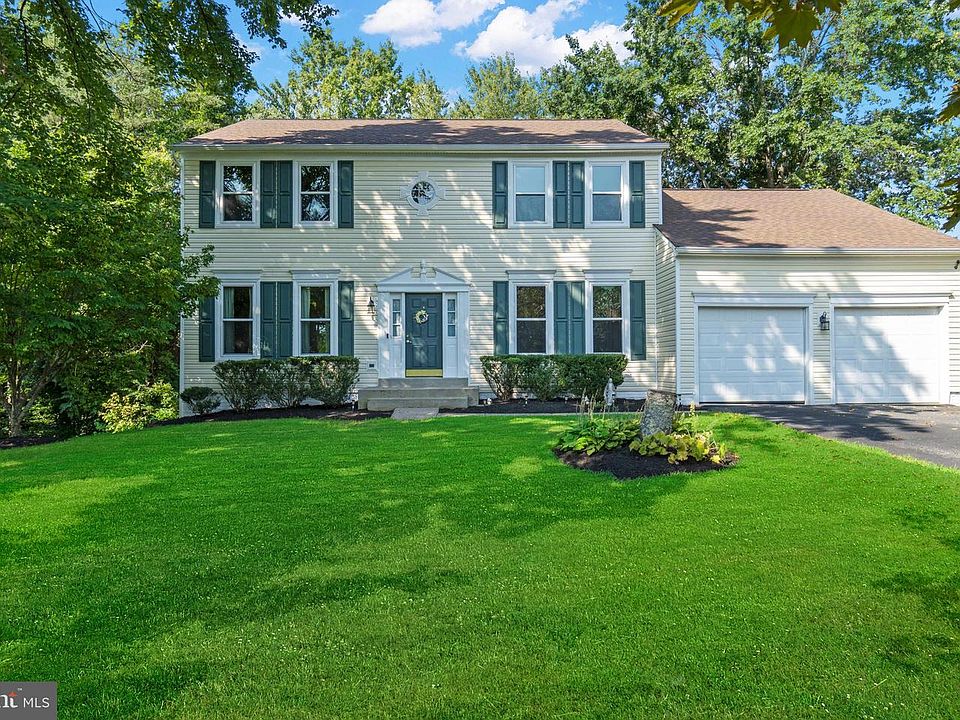 1st image of 28 Westhampton Ct