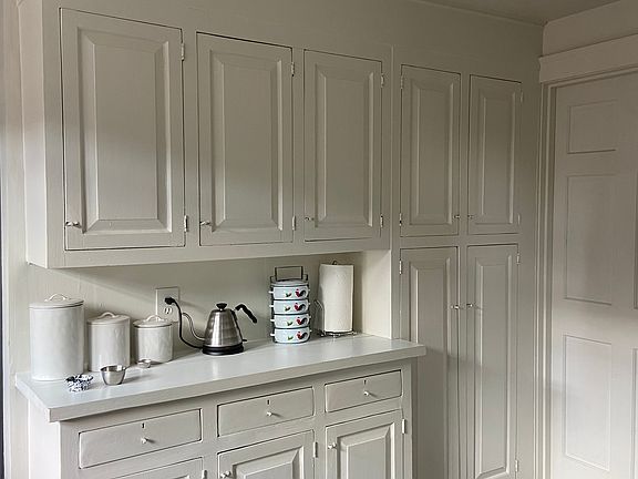 Lots of kitchen storage
