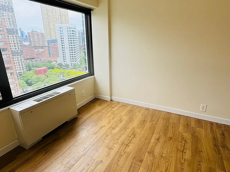 135 Montgomery St #19H — Photo 11