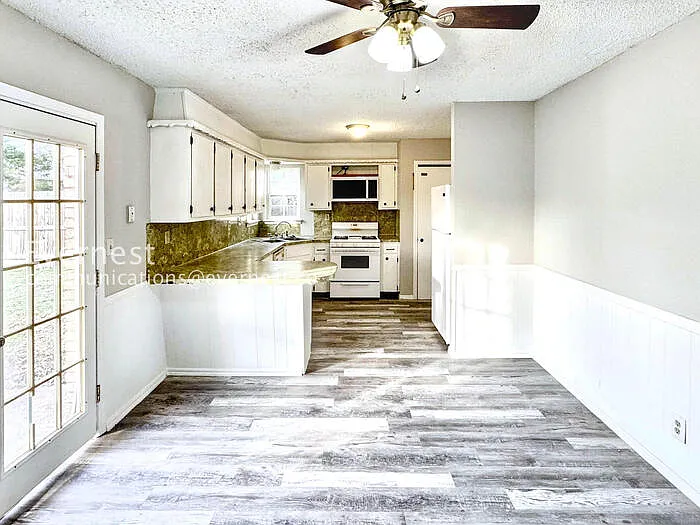 1756 S Pine Ave — Photo 2