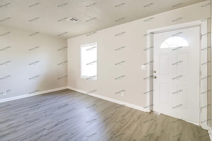 3 bed, 1.0 bath, 920 sqft, $1,245 — Photo 3