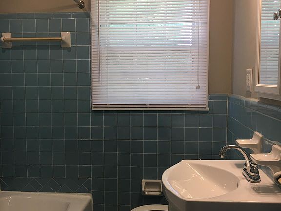 5th image of 4915 Lumary Dr NW