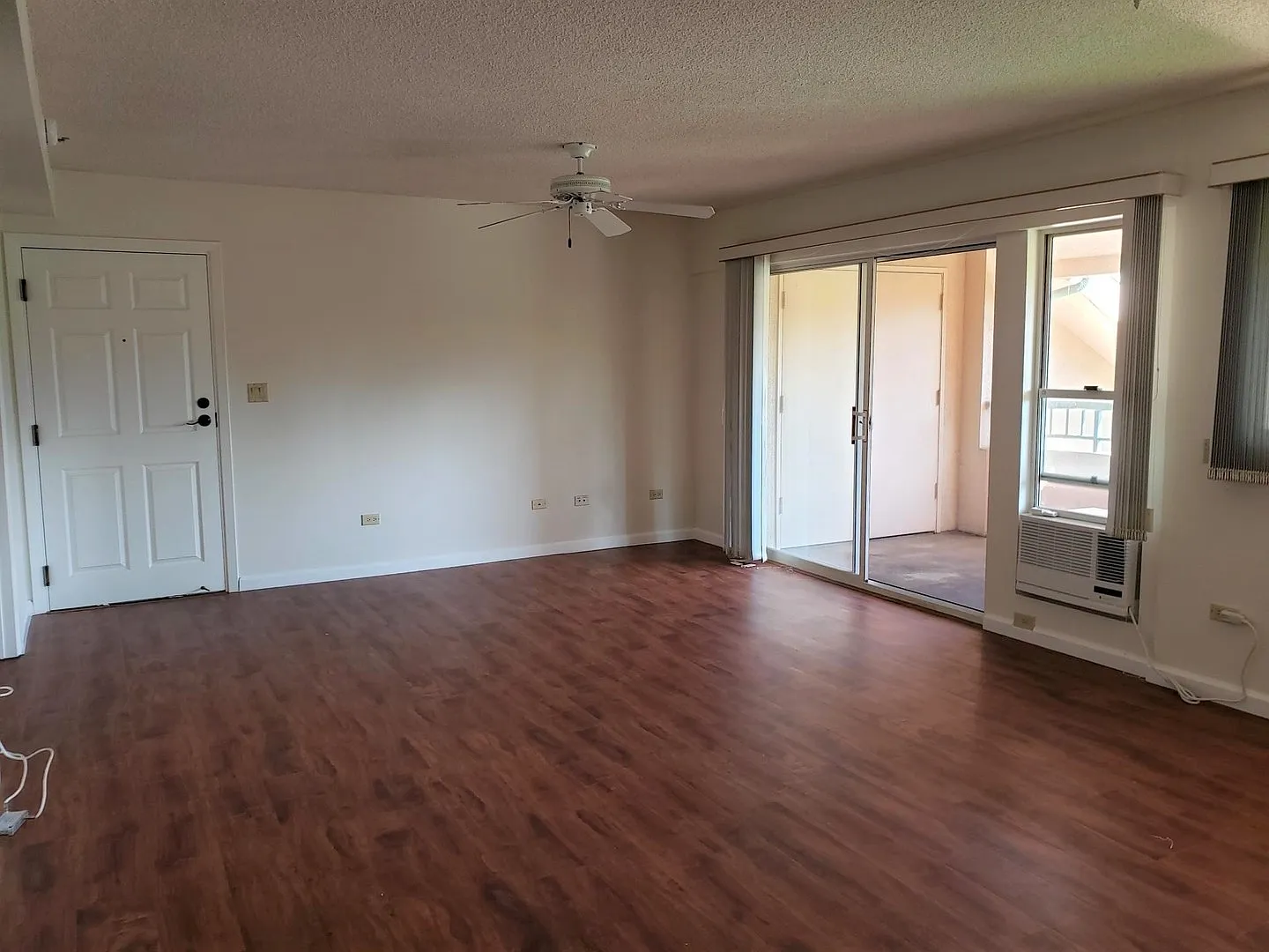 County Club Village (Salt Lake) Condo - 3 bedrooms, 2 baths with 2 parking — Photo 3