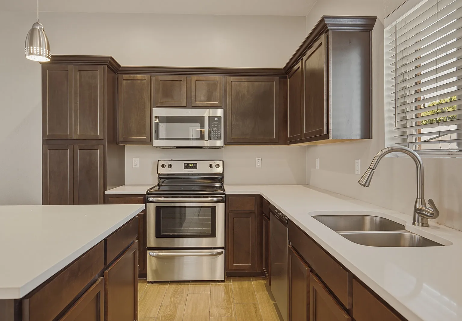 3 bed, 2.5 bath, 1509 sqft, $2,399 — Photo 3
