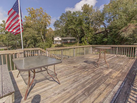 3rd image of 910 Woodbriar Ct