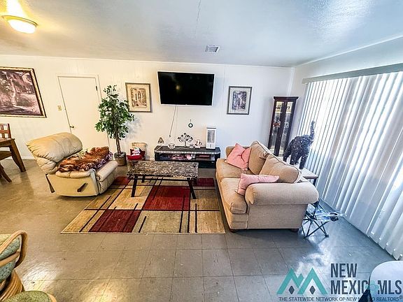 4th image of 1101 W Aspen Ave