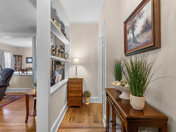 4th image of 718 Howard St