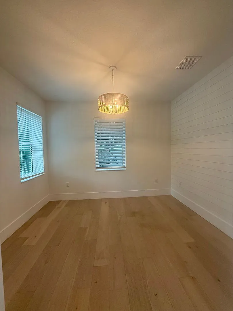 Luxury 2023-4 Bedroom 4.5 Bath Pool Home | Southside | Minutes to Siesta Key & Downtown Sarasota — Photo 2