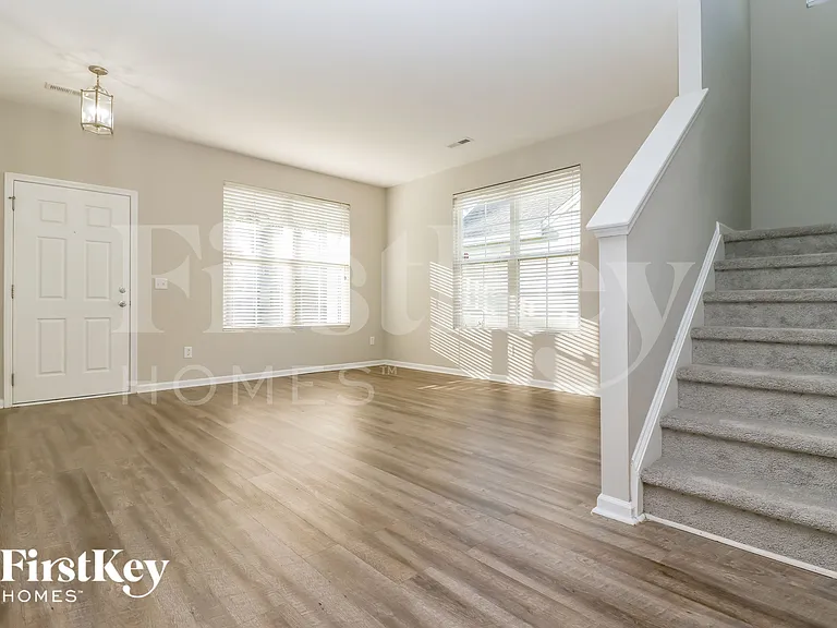 426 Village Park Dr — Photo 2