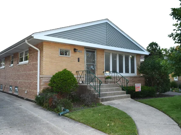 7452 W Howard St, Niles, IL 60714