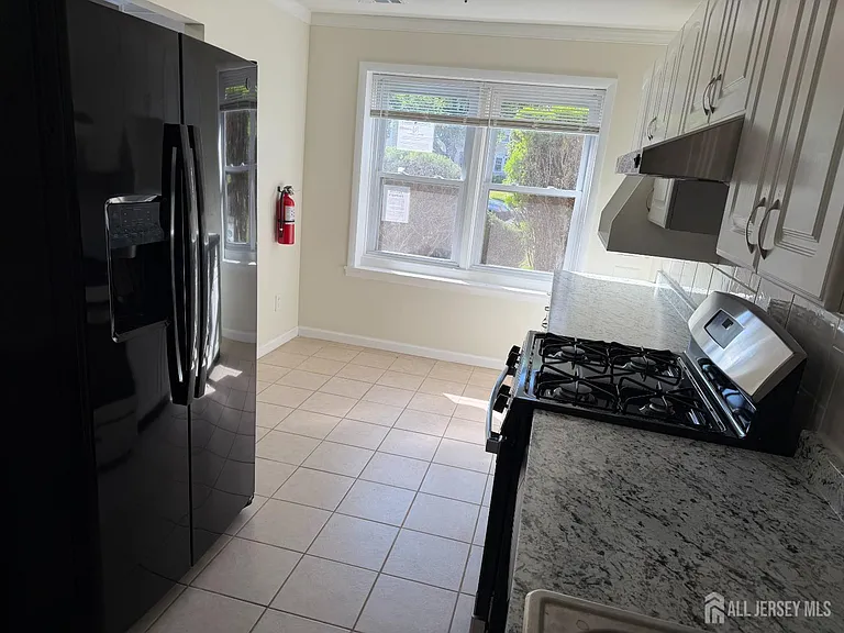 614 W 8th St — Photo 6