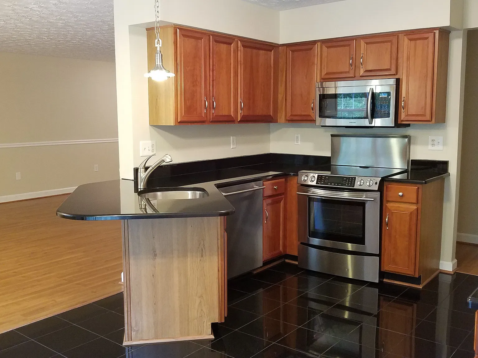 2 bed, 1242 sqft, $1,975 — Photo 3