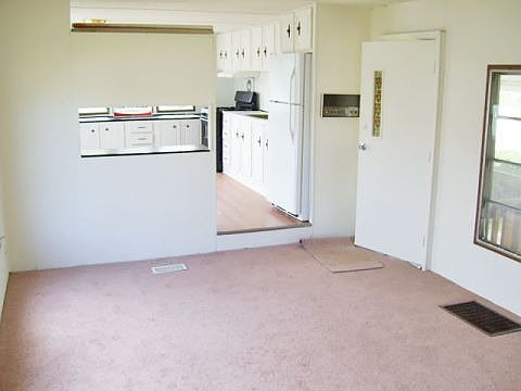 2nd image of 3512 Dahlia Ln