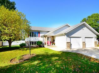 2318 W Fallcreek Ct, Grand Forks, ND 58201