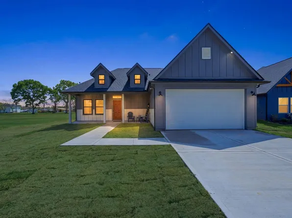 612 Austin St, West Columbia, TX 77486