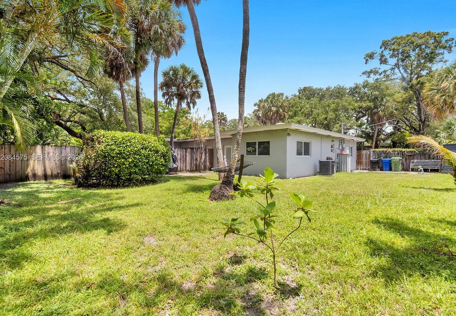 1 bed, 1.0 bath, 2395 sqft, $2,100 — Photo 2