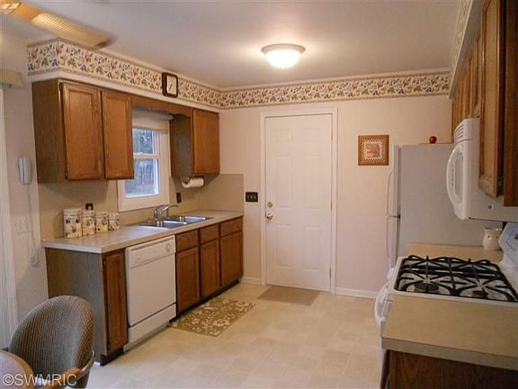 4th image of 1681 Margaret Dr