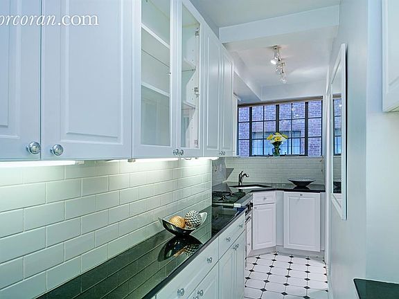 4th image of 325 E 41st St APT 909