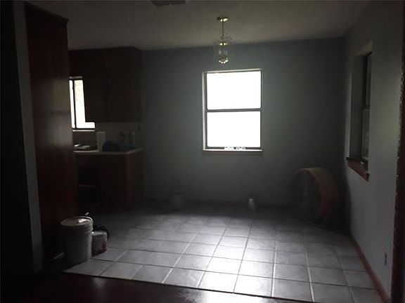 4th image of 913 Meadowlark Cir