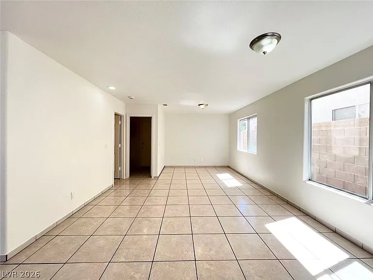 8284 W Rochelle Ave — Photo 5