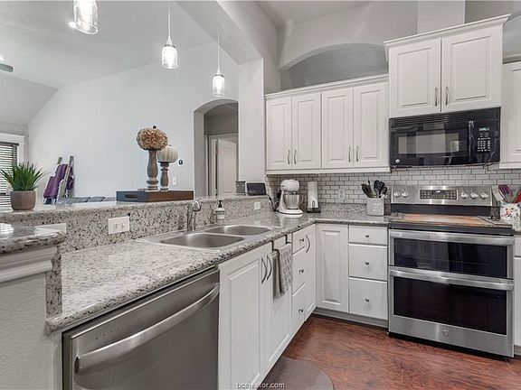 3rd image of 3729 Mariposa Ct