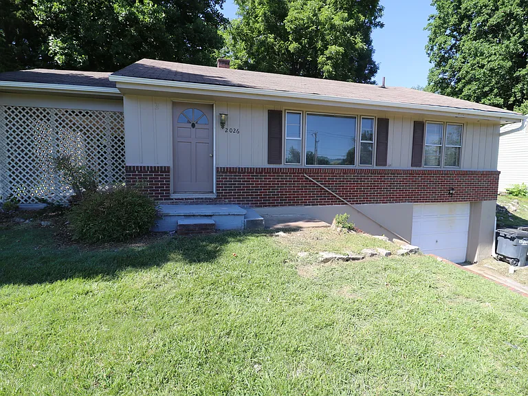 2026 W Stone Dr — Photo 2