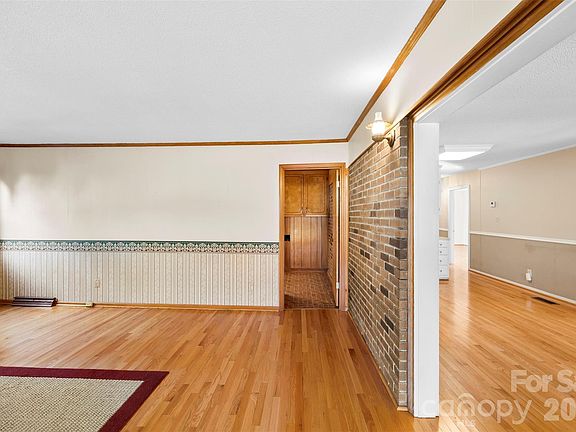 3rd image of 1696 Hoffman Rd