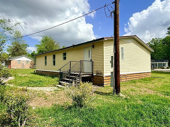 3rd image of 17 Dogwood St