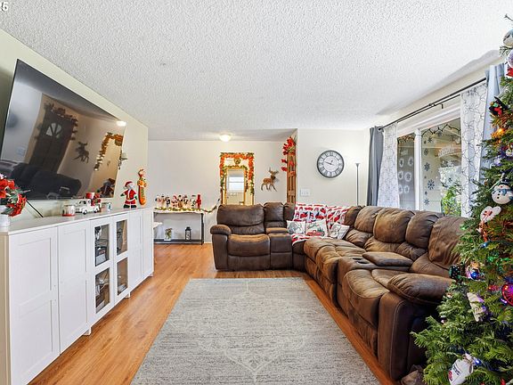 5th image of 2578 NE Morlan Ave