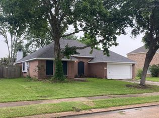 120 Papaya St, Lake Jackson, TX 77566