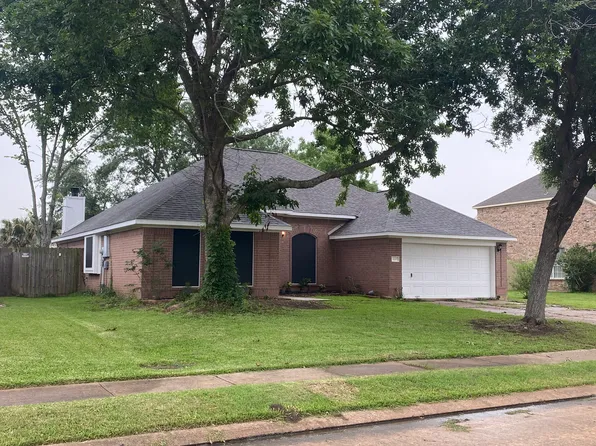 120 Papaya St, Lake Jackson, TX 77566