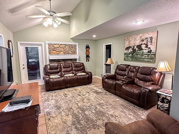 3rd image of 12 Pineywoods Ln